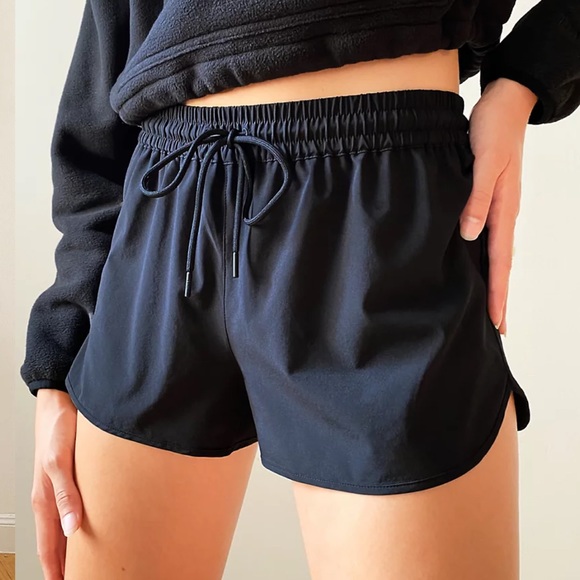 TNA ARITZIA- TnaMove Distance Shorts - Picture 2 of 6